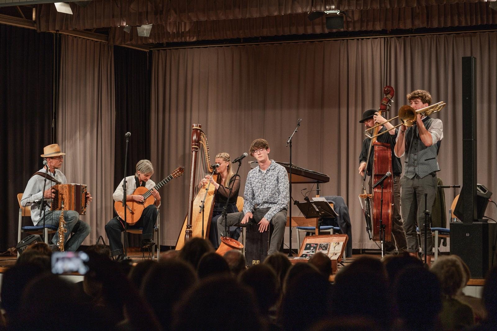 Ensemble der AUTl&auml;ndisch.family auf der B&uuml;hne im Festsaal zur Nachbarschaft