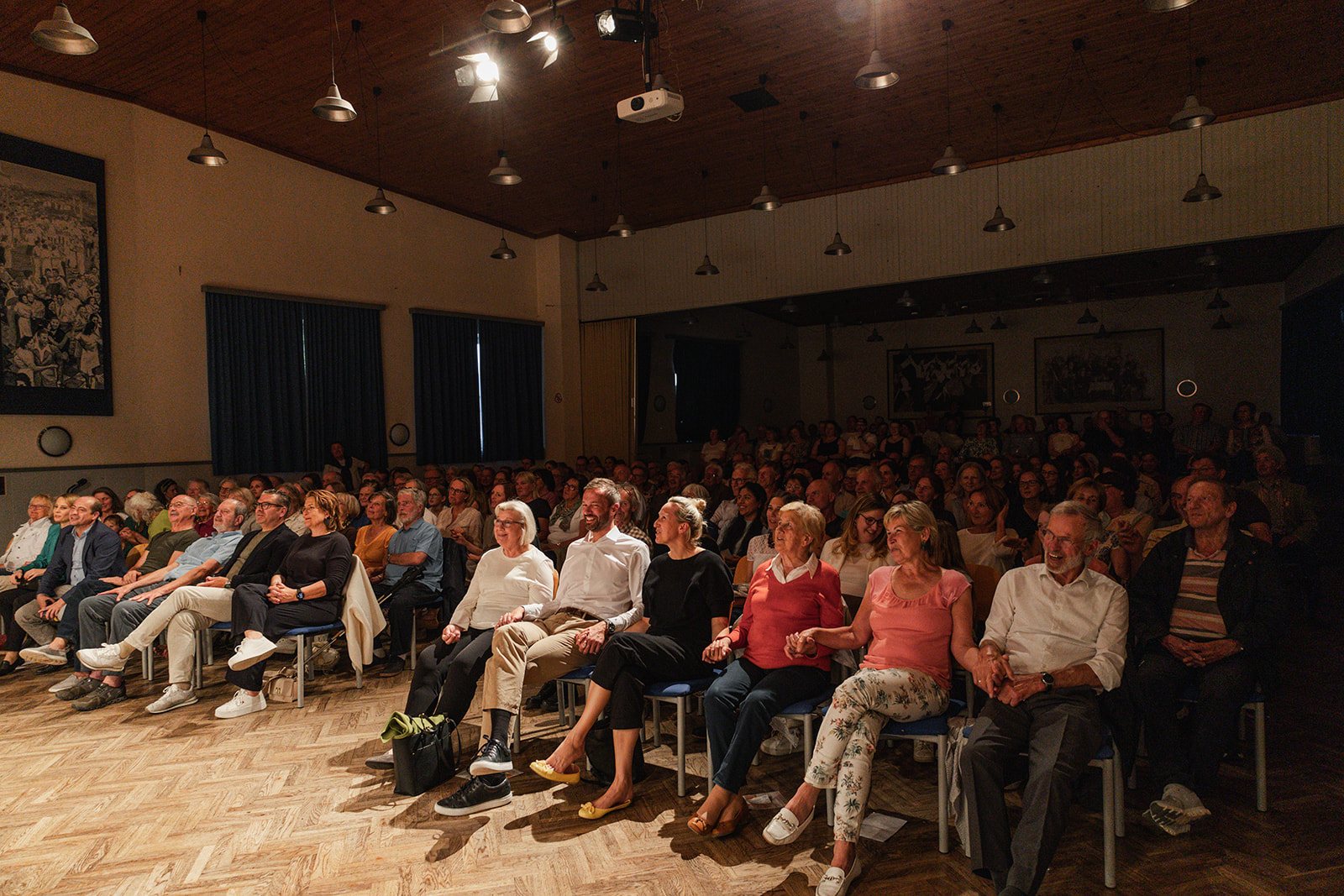 Besucherinnen und Besucher beim Kulturabend von Kufelix in Elixhausen