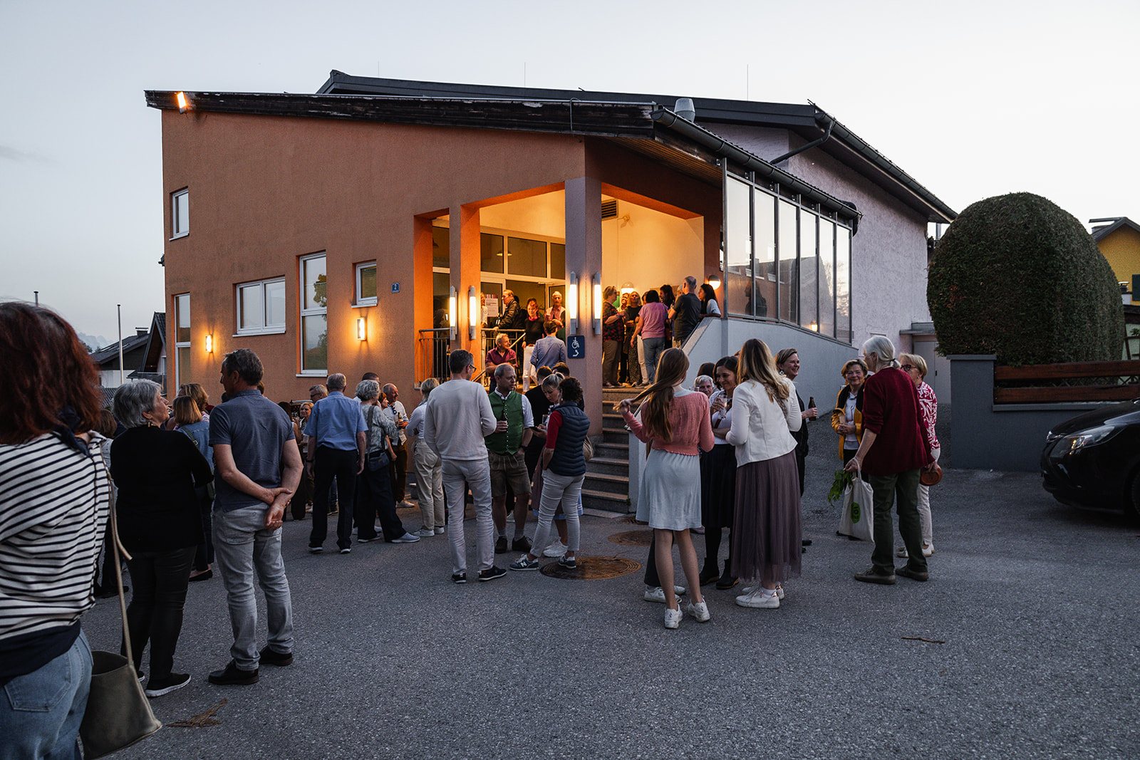 Ausklang nach dem Kufelix Konzert vor dem Festsaal zur Nachbarschaft in Elixhausen