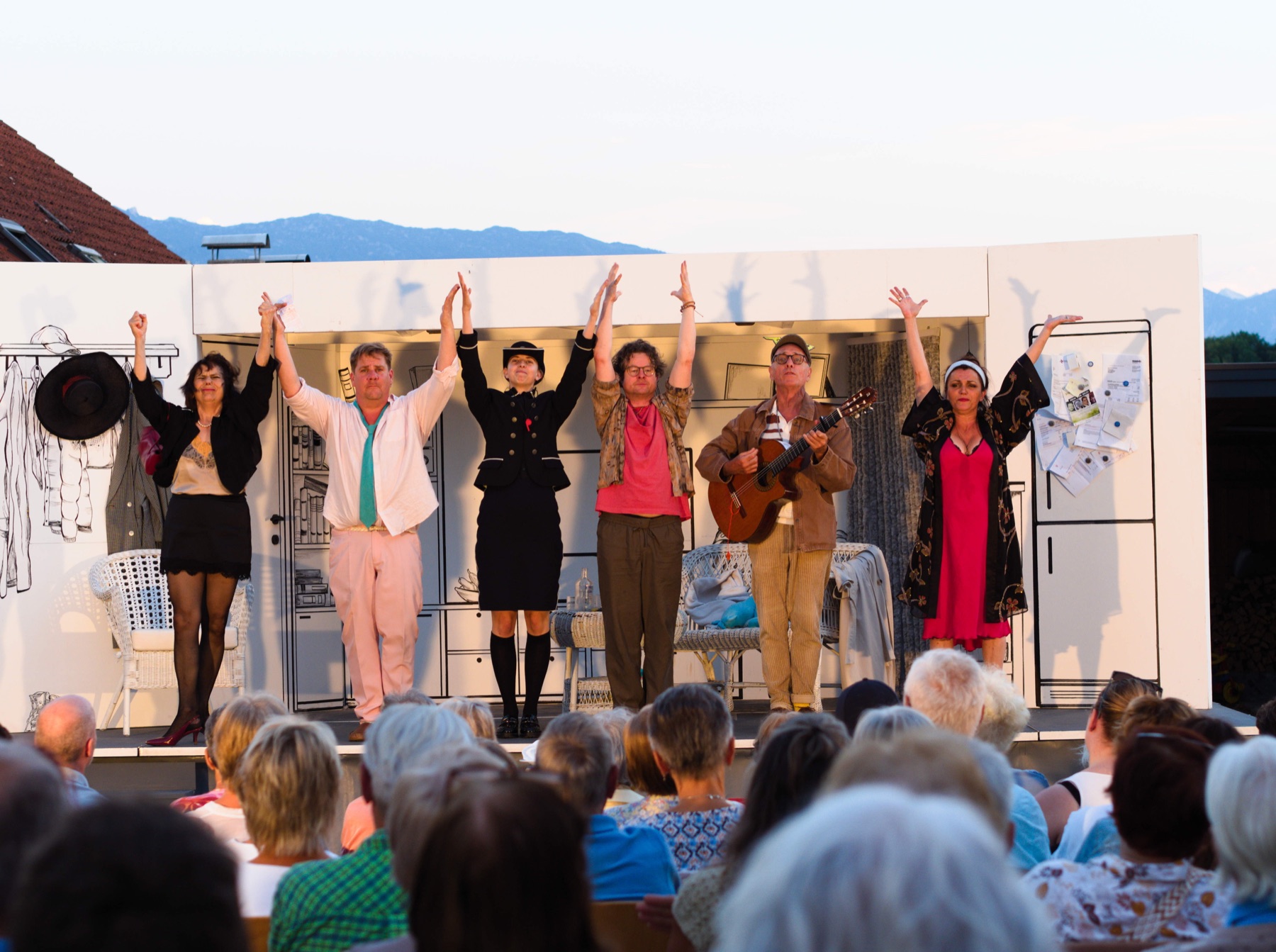 Ensemble des Salzburger Straßentheaters beim Schlussapplaus in Elixhausen