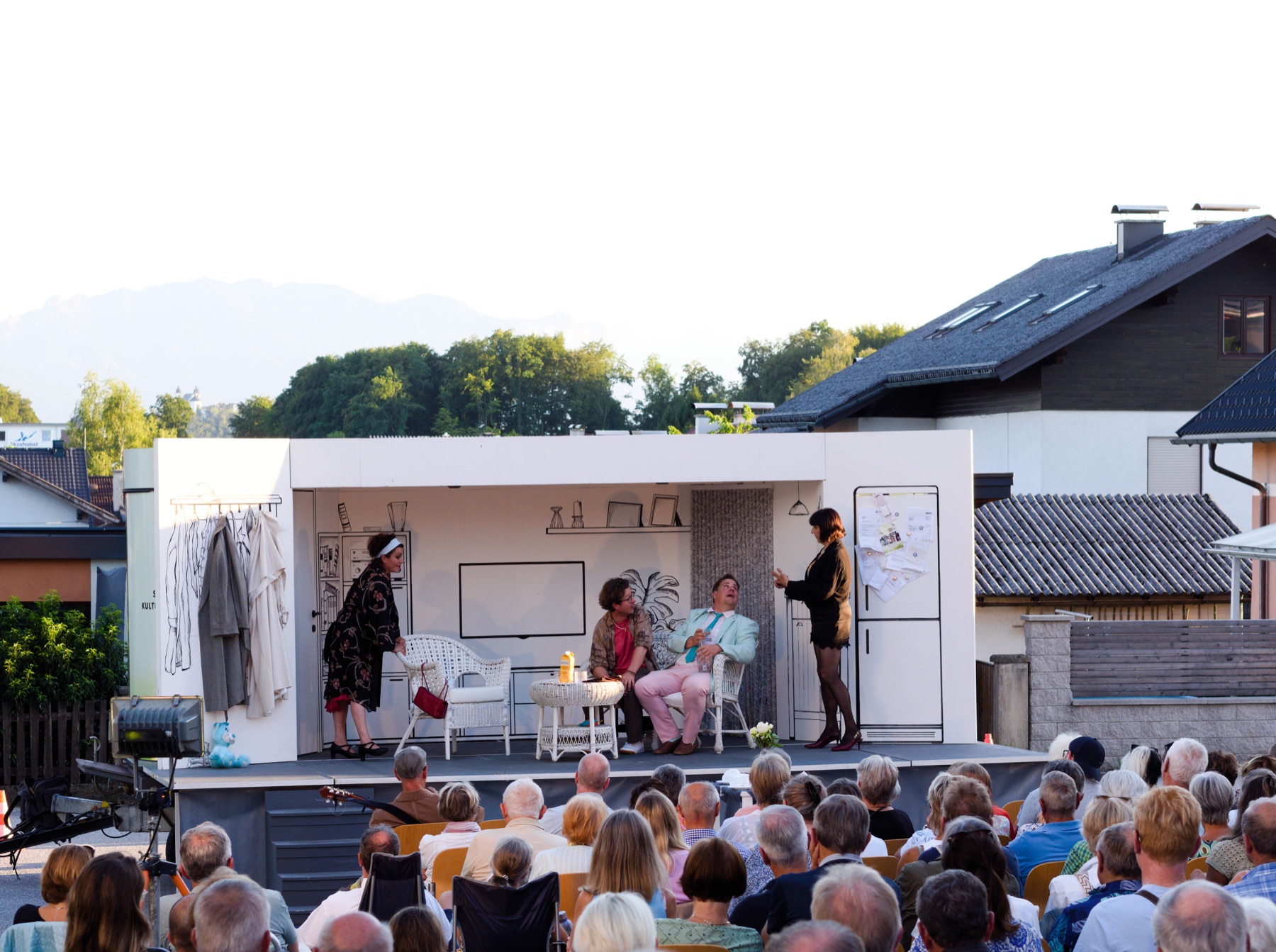 Straßentheaterbühne und Publikum bei Kufelix in Elixhausen